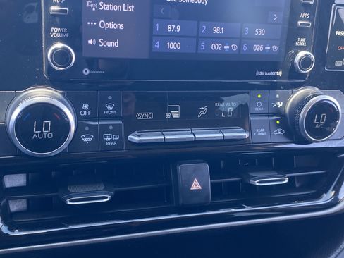 Used 2022 Toyota Highlander L AWD/4WD image 25