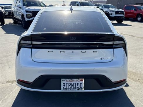 Used 2025 Toyota Prius SE image 4