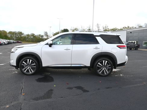 New 2025 Nissan Pathfinder Platinum w/ Cargo Package image 5