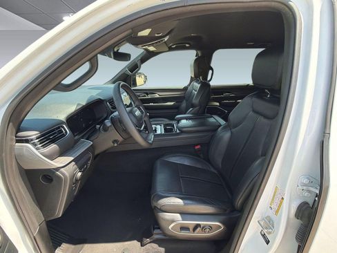 Used 2024 Jeep Wagoneer L Series II w/ Flexible Seating Group RWD image 5