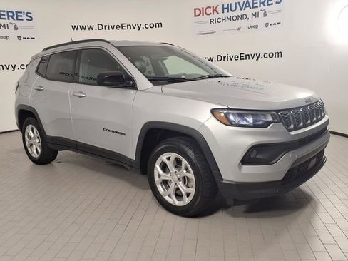 Used 2024 Jeep Compass Latitude AWD/4WD image 3