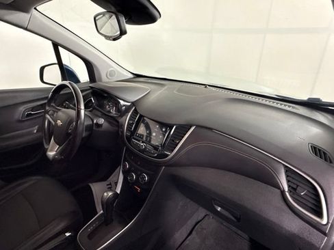 Used 2019 Chevrolet Trax LT w/ LT Convenience Package FWD image 30
