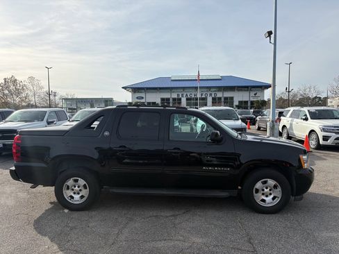 Used 2013 Chevrolet Avalanche LS image 4