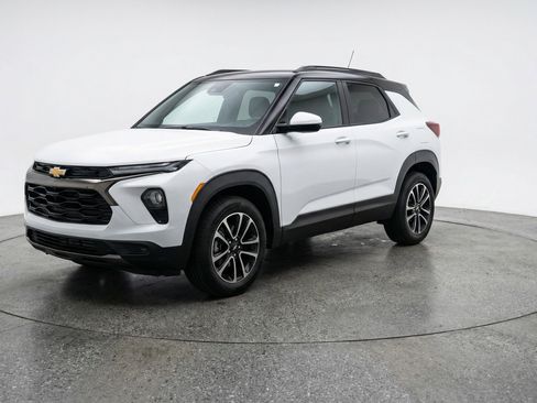 Used 2025 Chevrolet TrailBlazer LT image 3