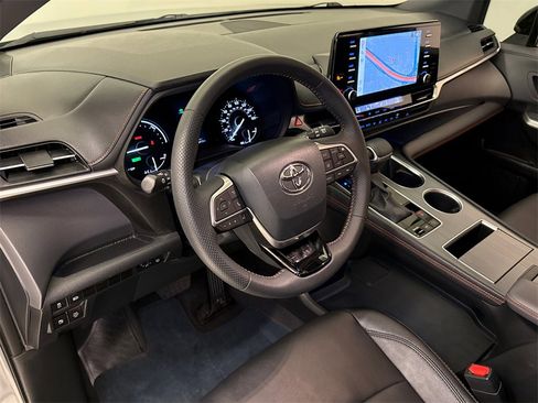 Used 2023 Toyota Sienna XSE image 22