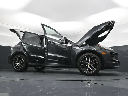 Certified 2025 Porsche Macan AWD/4WD image 36