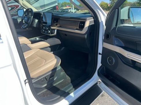 Used 2022 Ford Expedition Limited image 22