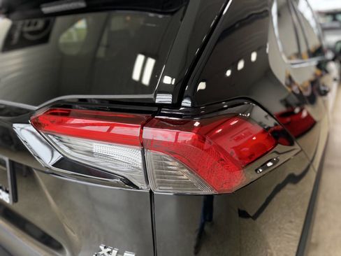 Used 2021 Toyota RAV4 XLE w/ Convenience Package AWD/4WD image 40