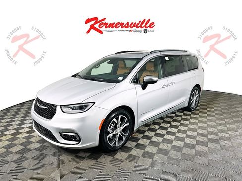 New 2026 Chrysler Pacifica Pinnacle image 3