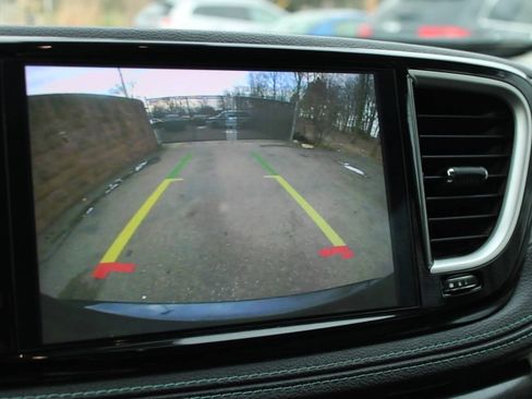 Used 2021 Chrysler Pacifica Touring-L FWD image 36