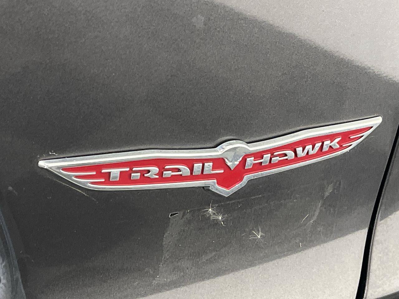 Used 2019 Jeep Cherokee Trailhawk AWD/4WD image 32