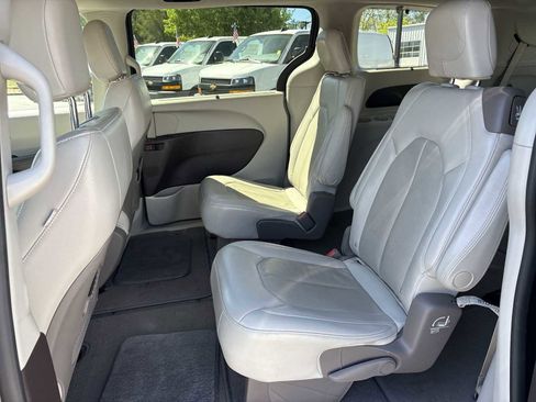 Used 2021 Chrysler Pacifica Touring-L FWD image 23