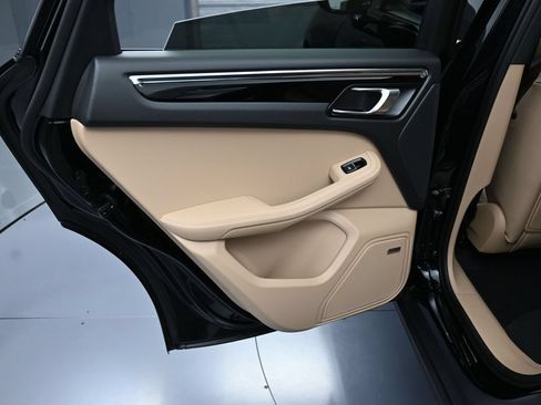 Certified 2026 Porsche Macan AWD/4WD image 23