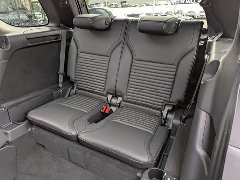 Used 2025 Land Rover Discovery Dynamic SE AWD/4WD image 41