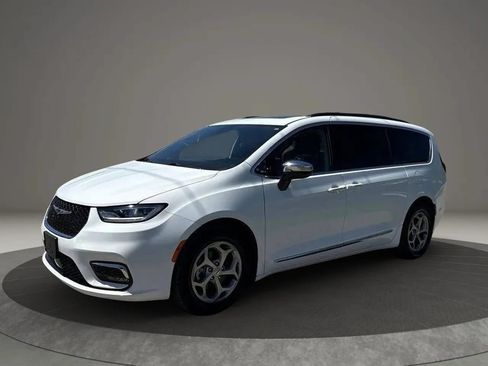 Used 2023 Chrysler Pacifica Limited FWD image 1