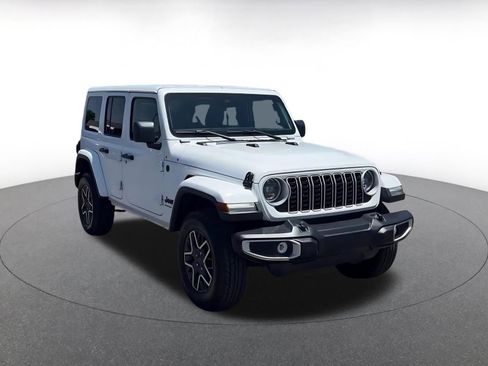 Used 2025 Jeep Wrangler Unlimited Sahara AWD/4WD image 3