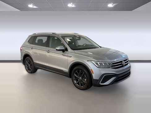 Used 2024 Volkswagen Tiguan SE w/ Panoramic Sunroof Package AWD/4WD image 7