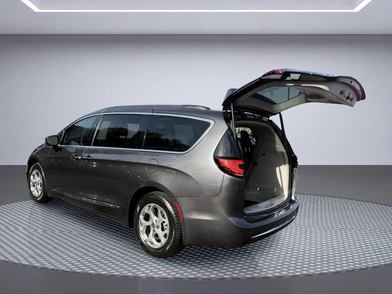 Used 2023 Chrysler Pacifica Limited FWD image 9