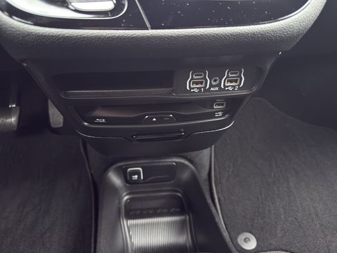 Used 2024 Chrysler Pacifica Touring-L w/ Uconnect Theater Family Group image 20