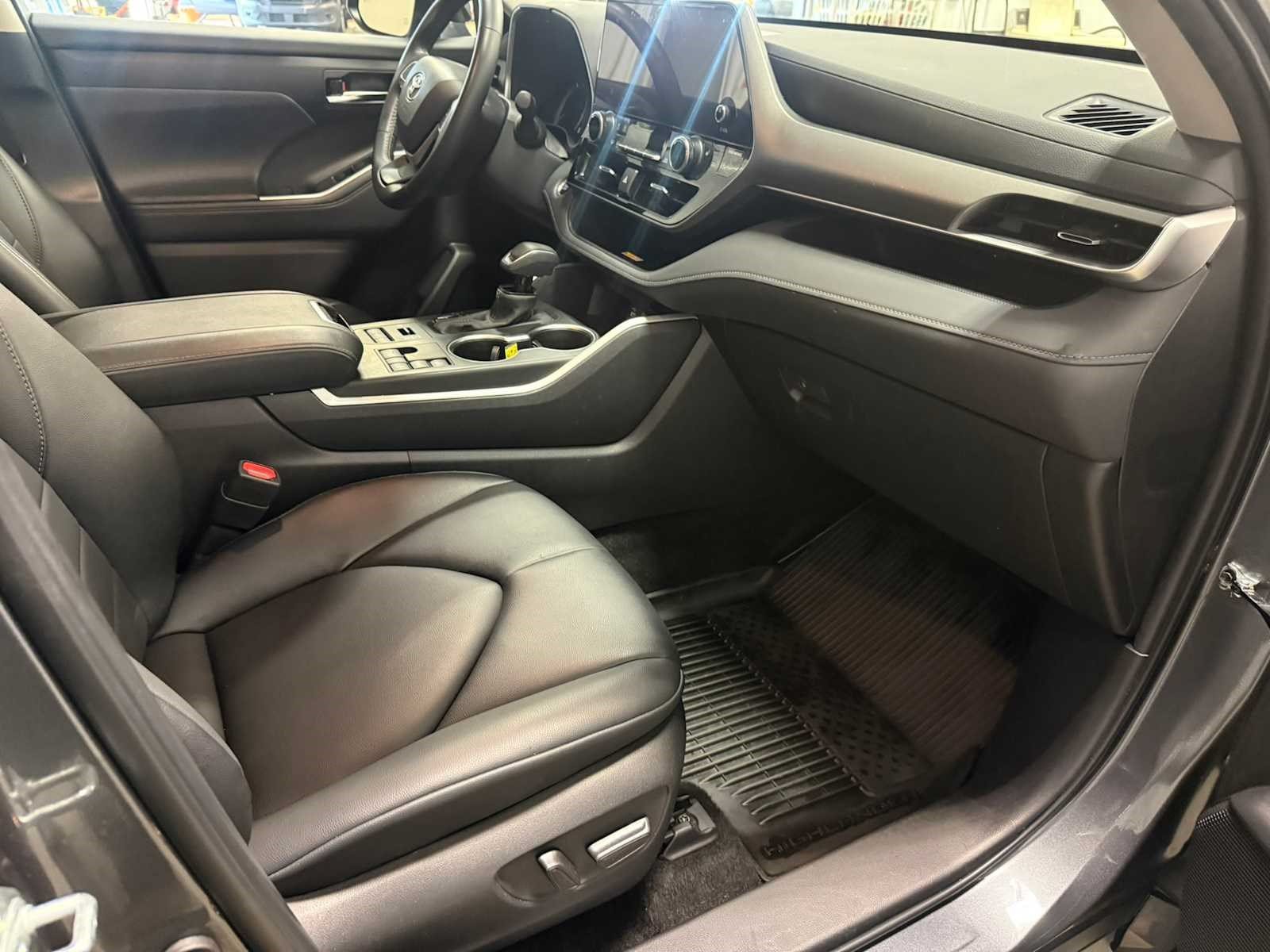 Used 2024 Toyota Highlander XLE AWD/4WD image 29