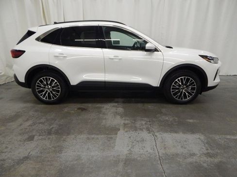 New 2025 Ford Escape SE image 2