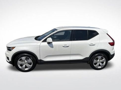 Used 2022 Volvo XC40 T4 Momentum FWD image 2