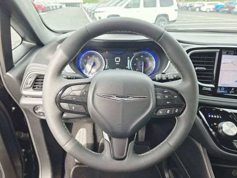 Used 2025 Chrysler Pacifica Limited FWD image 23
