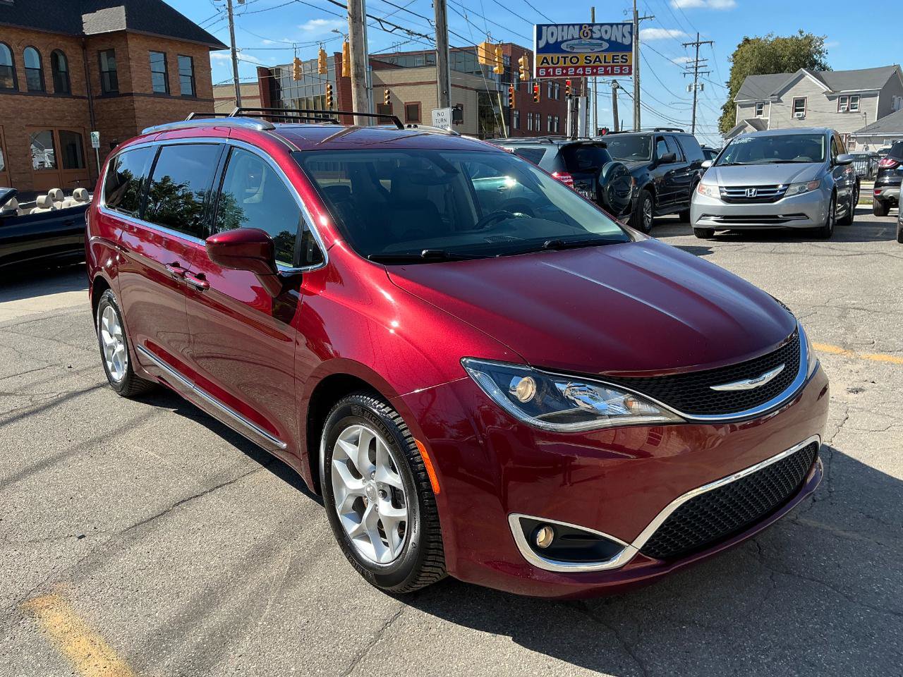 Used 2018 Chrysler Pacifica Touring-L w/ Tire & Wheel Group FWD image 2