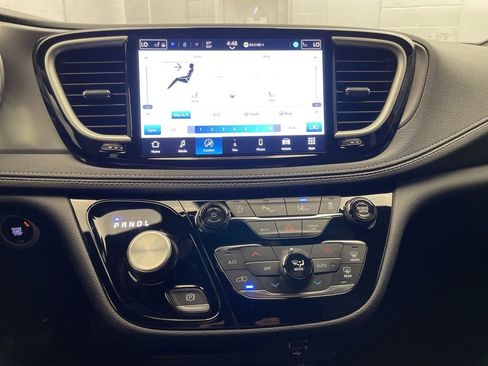 New 2026 Chrysler Pacifica Select image 8