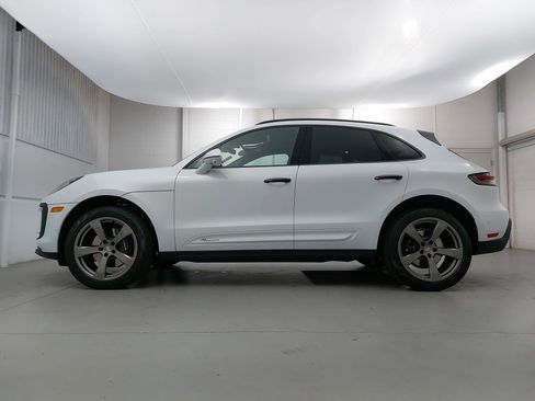 Used 2023 Porsche Macan Turbo image 2