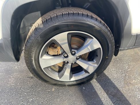 Used 2019 Jeep Cherokee Limited image 26