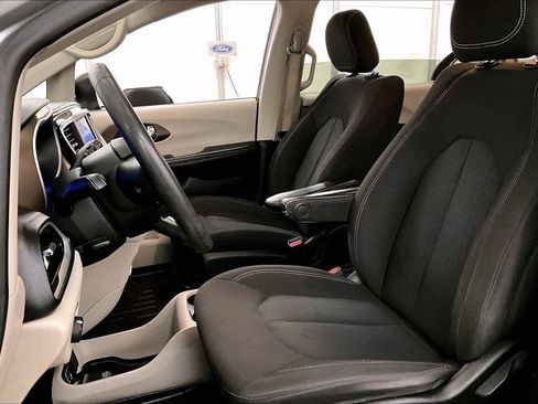 Used 2020 Chrysler Voyager L image 24