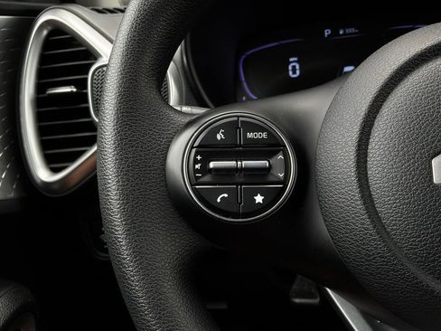 Used 2025 Kia Soul LX w/ LX Technology Package FWD image 30