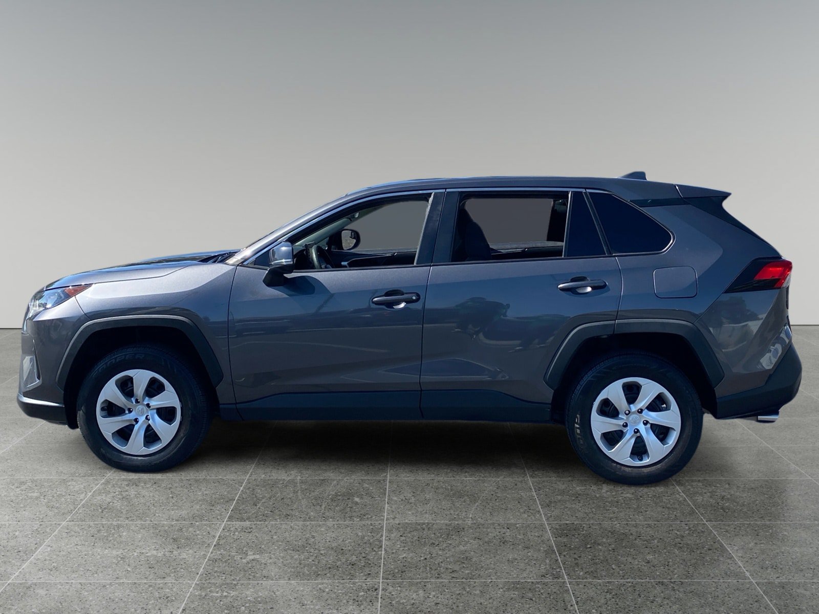 Used 2022 Toyota RAV4 LE FWD image 2