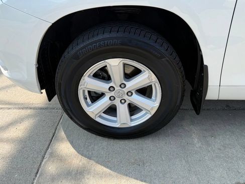 Used 2010 Toyota Highlander SE AWD/4WD image 12