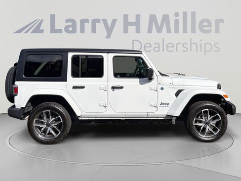 Used 2024 Jeep Wrangler Unlimited w/ Convenience Group AWD/4WD image 6