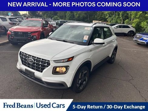 Used 2023 Hyundai Venue SEL FWD image 1