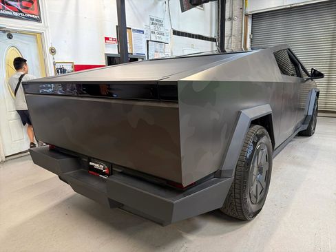 Used 2025 Tesla Cybertruck AWD Crew Cab image 5