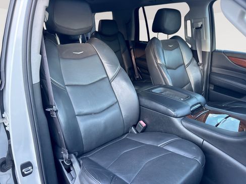 Used 2017 Cadillac Escalade Luxury AWD/4WD image 28