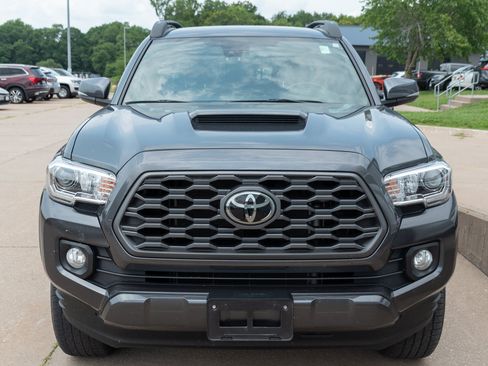 Used 2022 Toyota Tacoma TRD Sport AWD/4WD image 3