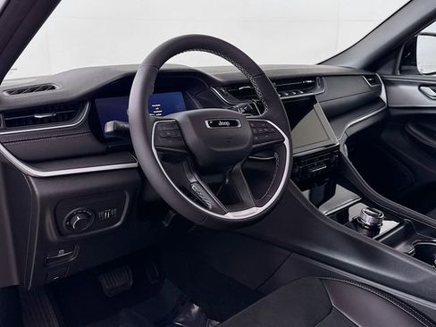 New 2025 Jeep Grand Cherokee Altitude image 9