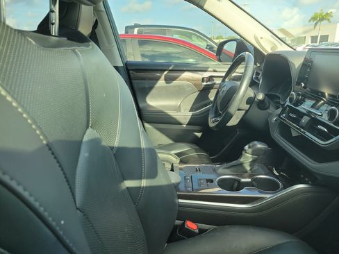 Used 2021 Toyota Highlander Limited FWD image 10