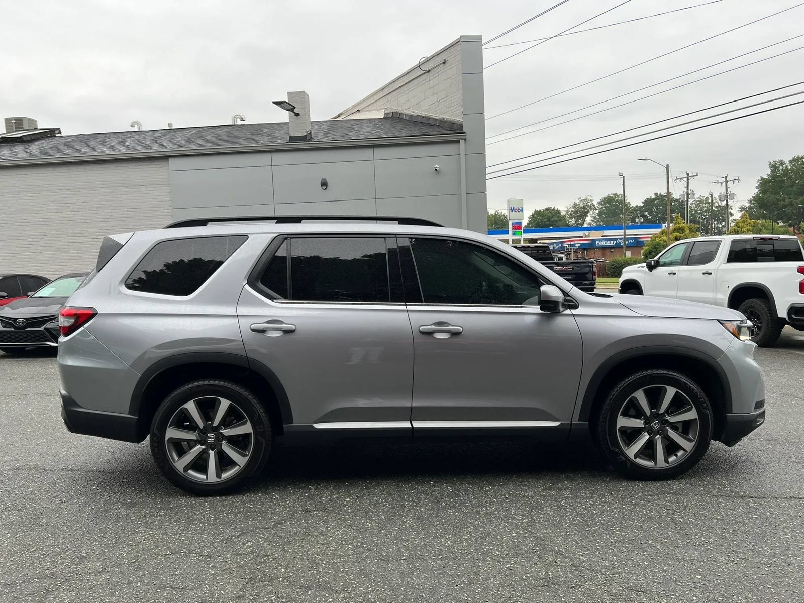 Used 2025 Honda Pilot Touring image 3