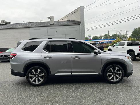 Used 2025 Honda Pilot Touring image 3