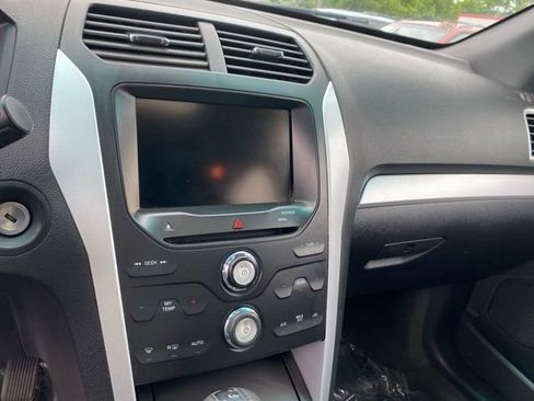 Used 2015 Ford Explorer XLT w/ Equipment Group 202B AWD/4WD image 13