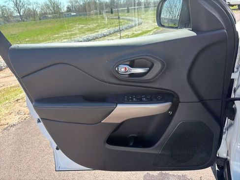 Used 2017 Jeep Cherokee Latitude w/ True North Edition image 17