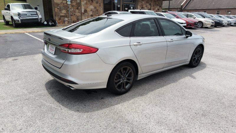 Used 2018 Ford Fusion SE w/ Equipment Group 201A FWD image 5