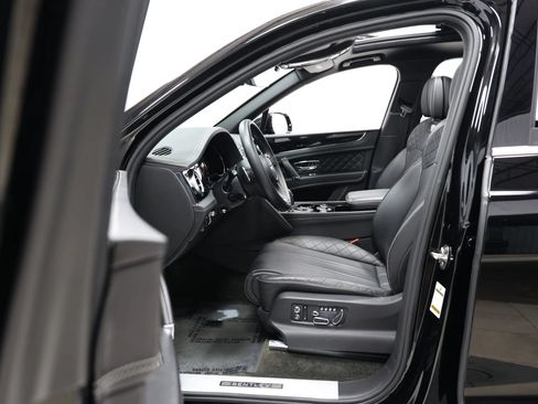 Used 2018 Bentley Bentayga AWD/4WD image 14