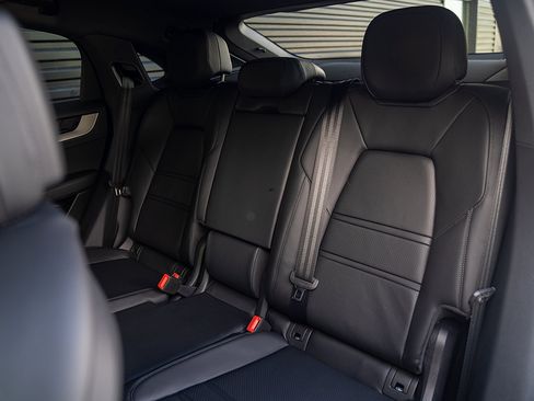 Certified 2026 Porsche Cayenne E-Hybrid Coupe AWD/4WD image 22