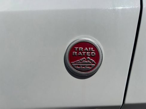 Used 2018 Jeep Grand Cherokee Trailhawk AWD/4WD image 9